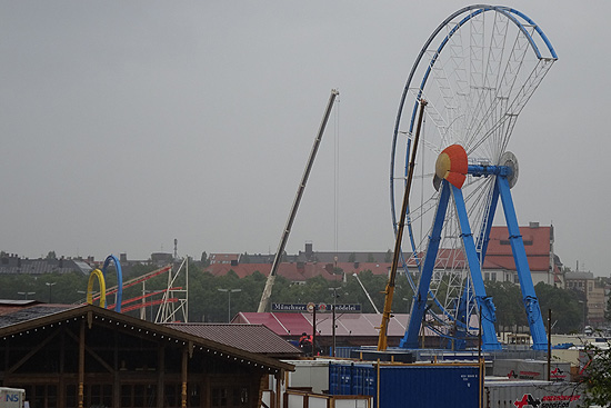 Olympialooping (links hinten) und Riesenrad Willenborg am 03.09.2015 (©Foto: Martin Schmitz)